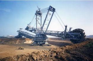 火山爆料挖掘机图片视频,挖掘机助力火山喷发后的重建工作