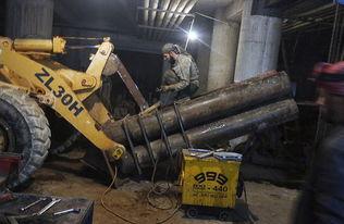 火山爆料挖掘机图片视频,挖掘机助力火山喷发后的重建工作  第2张