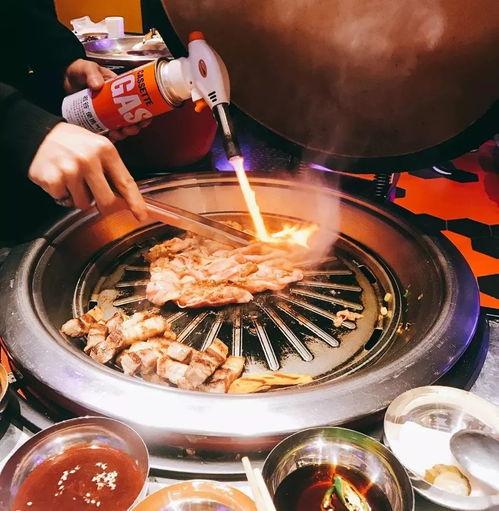 青岛烧烤肉爆料视频,街头美食诱惑，视频揭秘独特风味