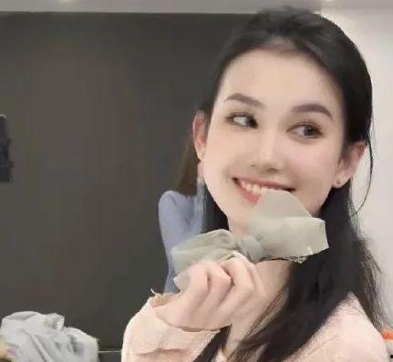 网红吃瓜头像女的是谁呀,她是谁？  第2张